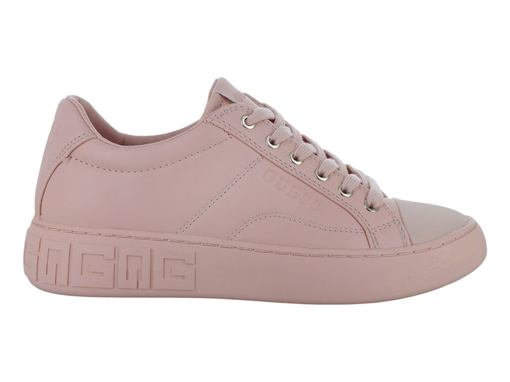 Tenis casuales Guess en color rosa shell pink con suela ancha y detalles grabados en el talón.