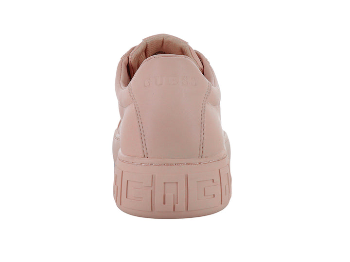 Tenis casuales Guess en color rosa shell pink con suela ancha y detalles grabados en el talón.