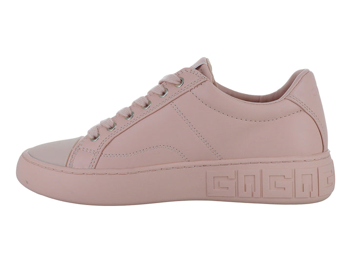 Tenis casuales Guess en color rosa shell pink con suela ancha y detalles grabados en el talón.