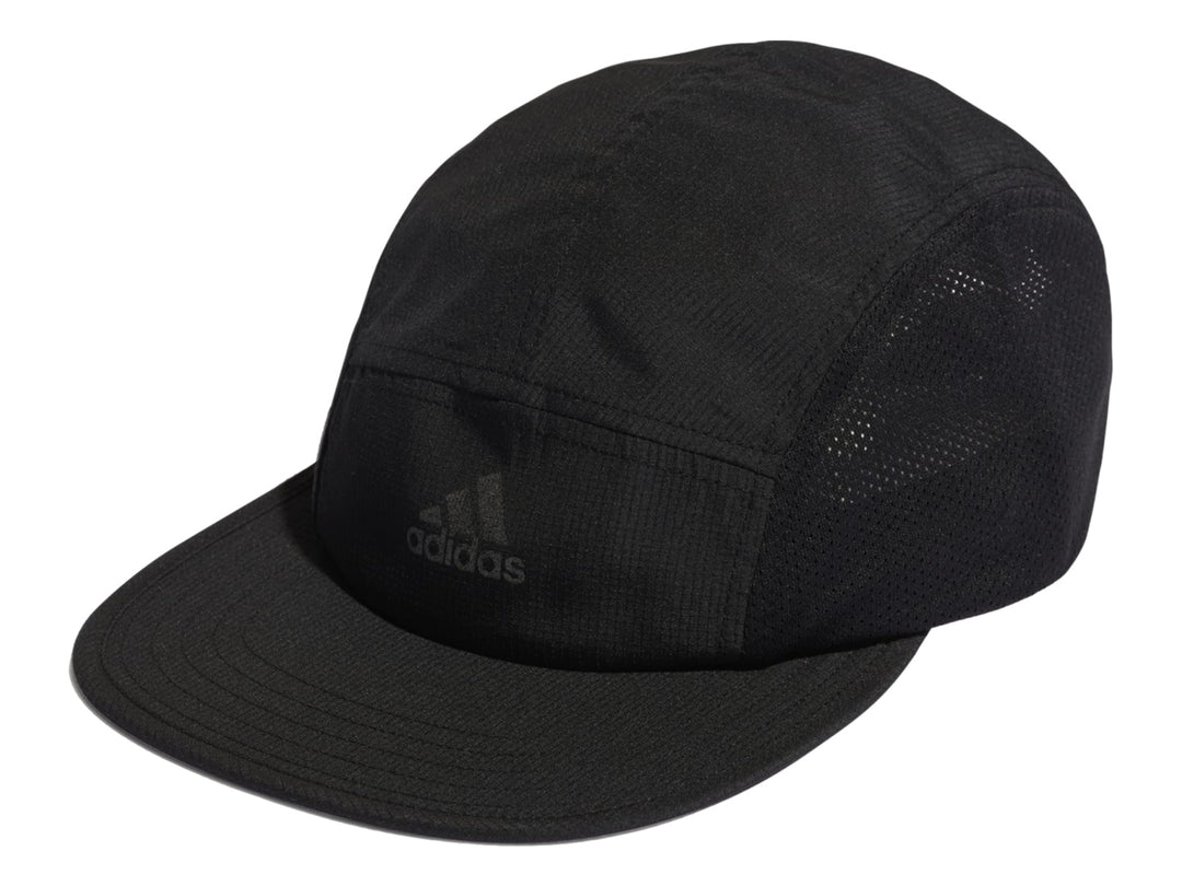 Gorra Adidas de color negro con visera y paneles laterales de malla transpirable.