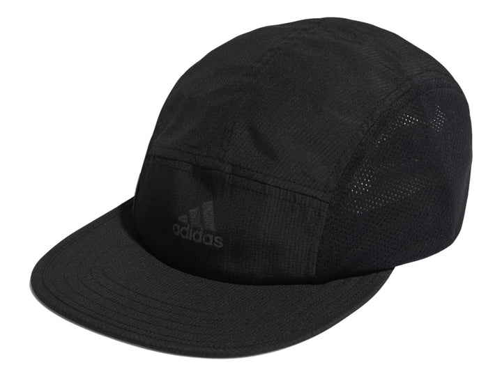Gorra Adidas de color negro con visera y paneles laterales de malla transpirable.