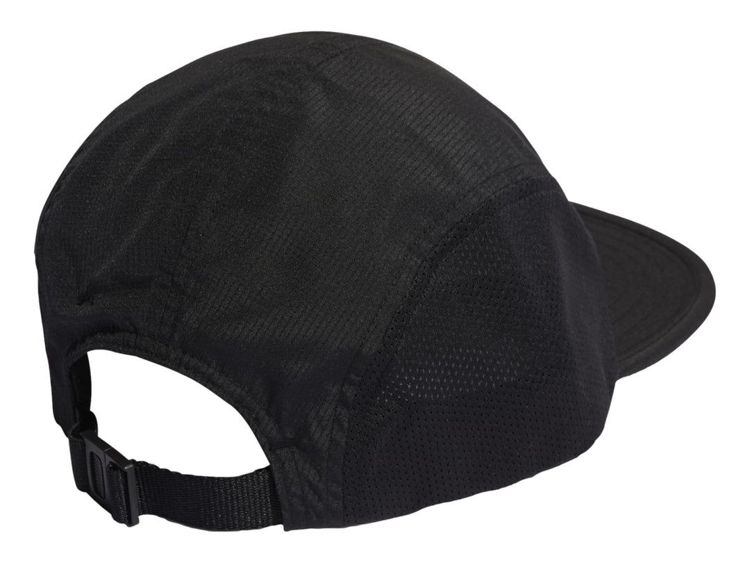 Gorra Adidas de color negro con visera y paneles laterales de malla transpirable.