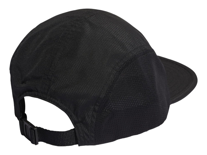 Gorra Adidas de color negro con visera y paneles laterales de malla transpirable.