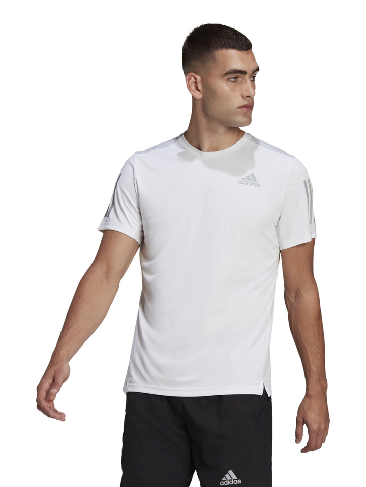 Hombre vistiendo camiseta deportiva blanca Adidas Own the Run con detalles laterales en los hombros.