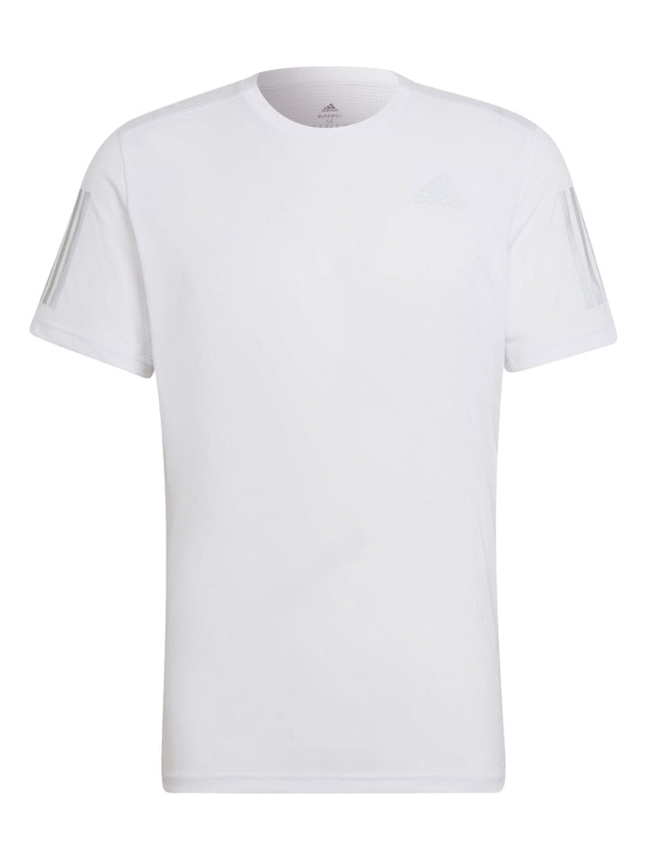 Hombre vistiendo camiseta deportiva blanca Adidas Own the Run con detalles laterales en los hombros.