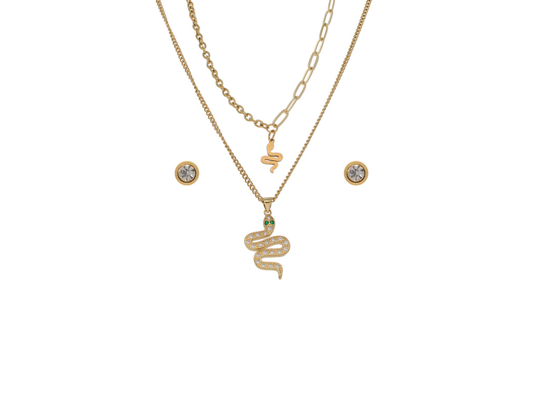 Set de joyería dorado compuesto por dos collares con dijes de serpiente y un par de aretes redondos.