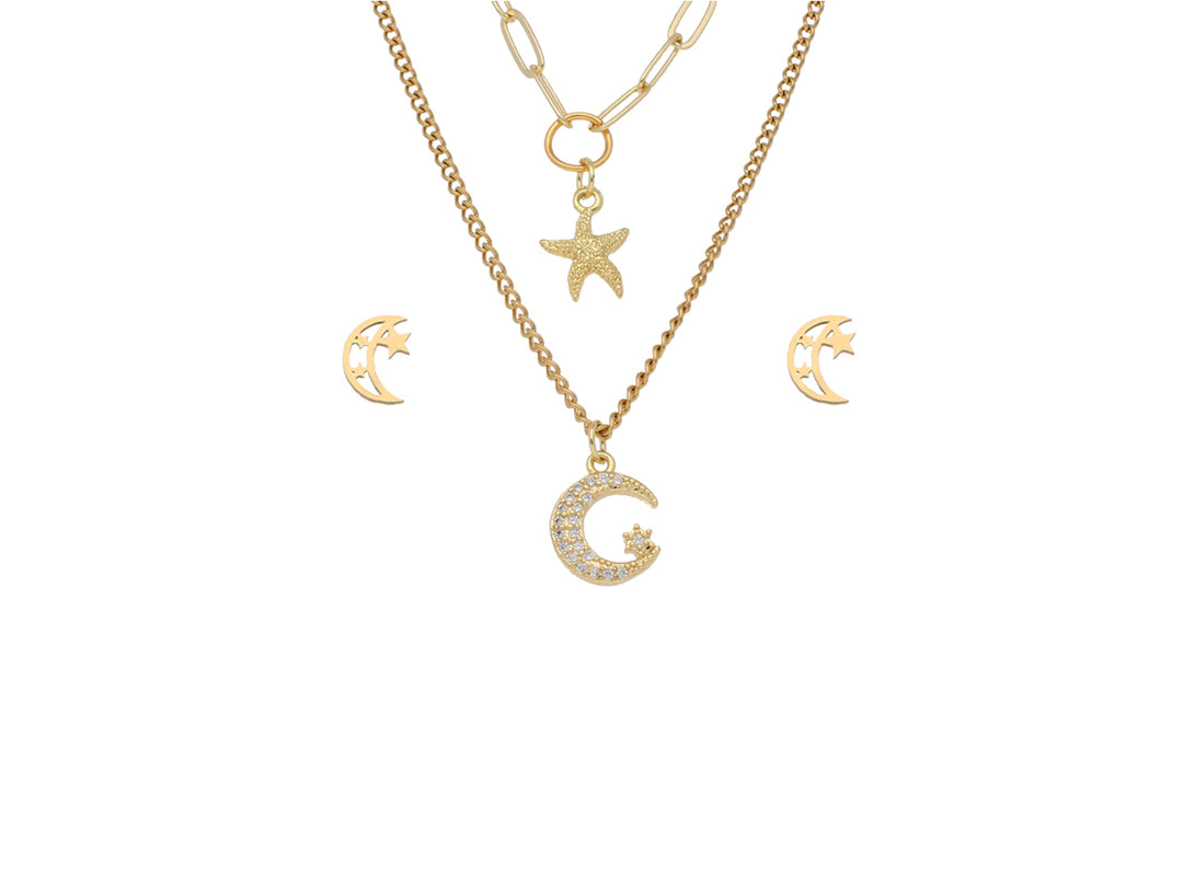 Set de joyería color oro compuesto por dos collares y aretes con dijes de luna, estrella y estrella de mar.