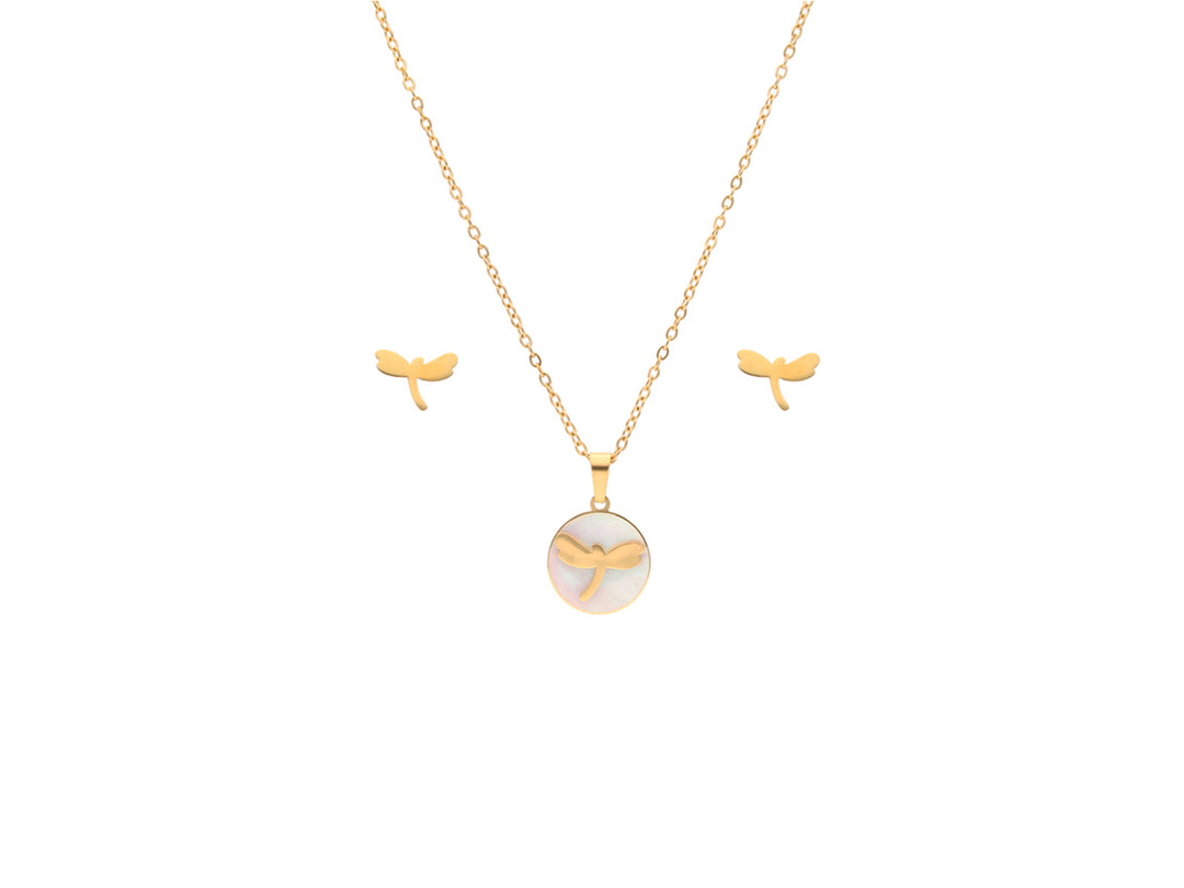 Set de joyería en color oro compuesto por un collar con dije circular de libélula y aretes a juego.
