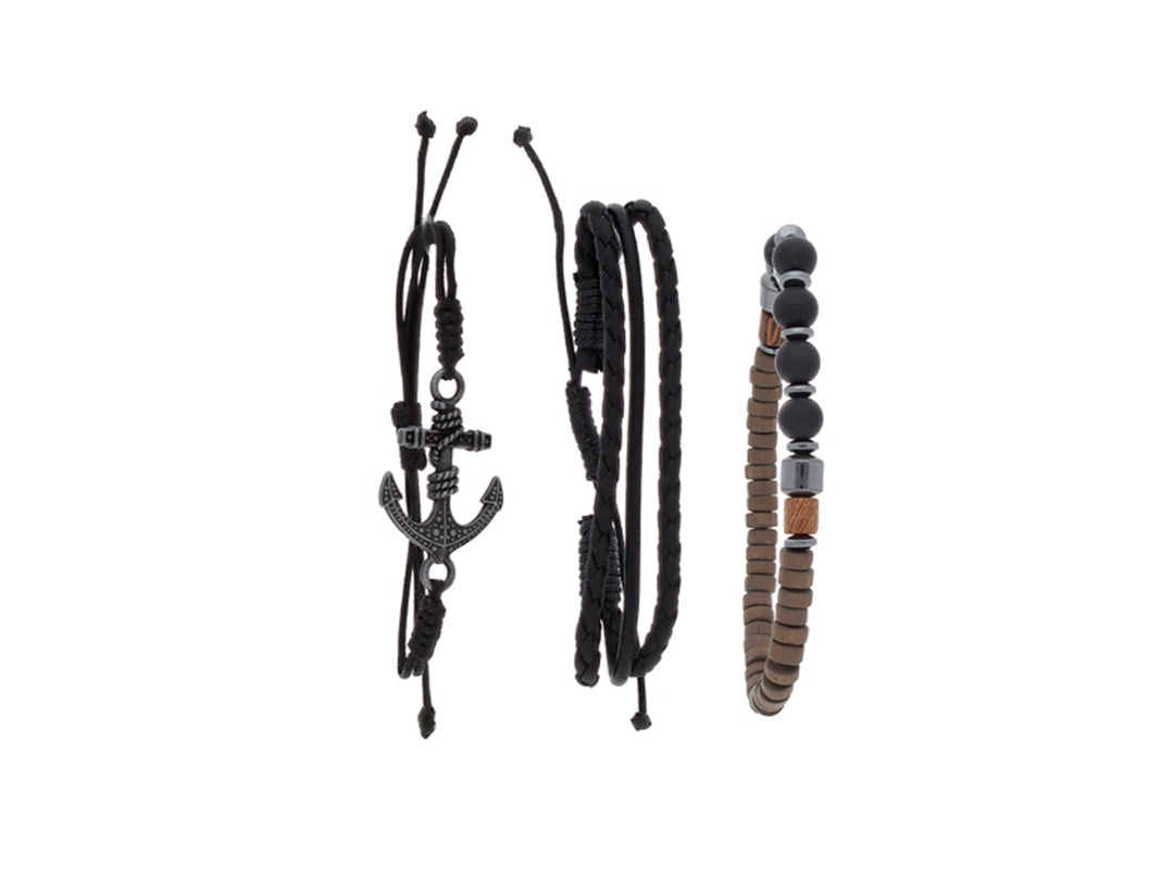 Set de tres pulseras para Hombre en colores negro y marrón, una con dije de ancla y otra con cuentas.