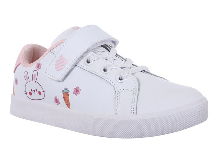 Tenis blancos K-SWISS para niña con detalles de conejo, zanahorias y flores en color rosa.
