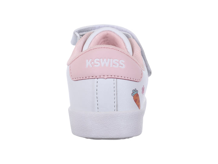 Tenis blancos K-SWISS para niña con detalles de conejo, zanahorias y flores en color rosa.