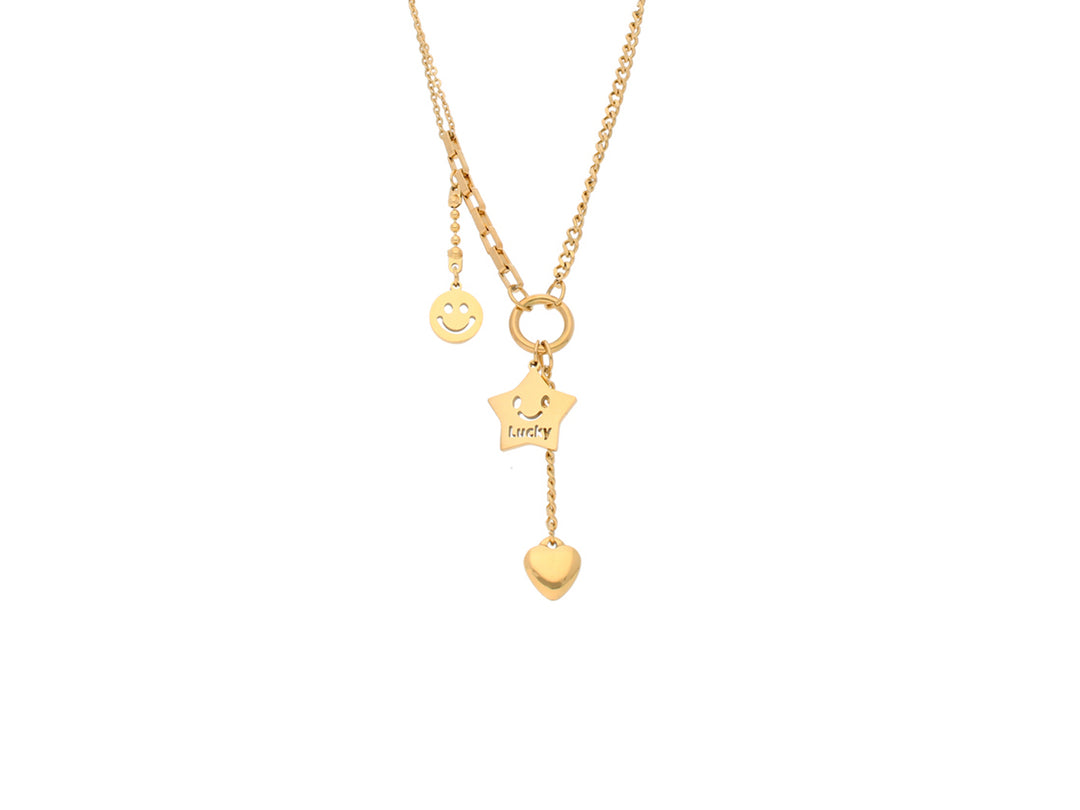 Collar de color oro con tres dijes colgantes: una carita feliz, una estrella con la palabra Lucky y un corazón.