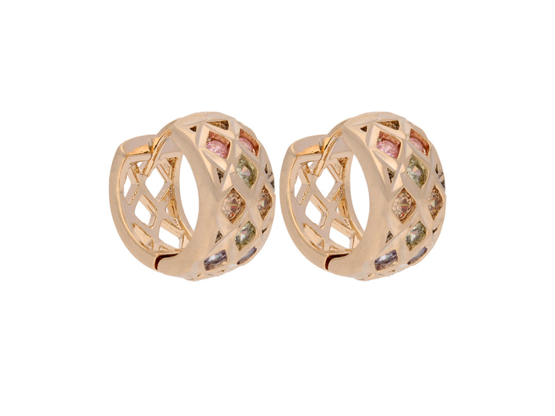Par de aretes tipo arracada en oro con diseño calado y pequeñas piedras multicolores incrustadas.