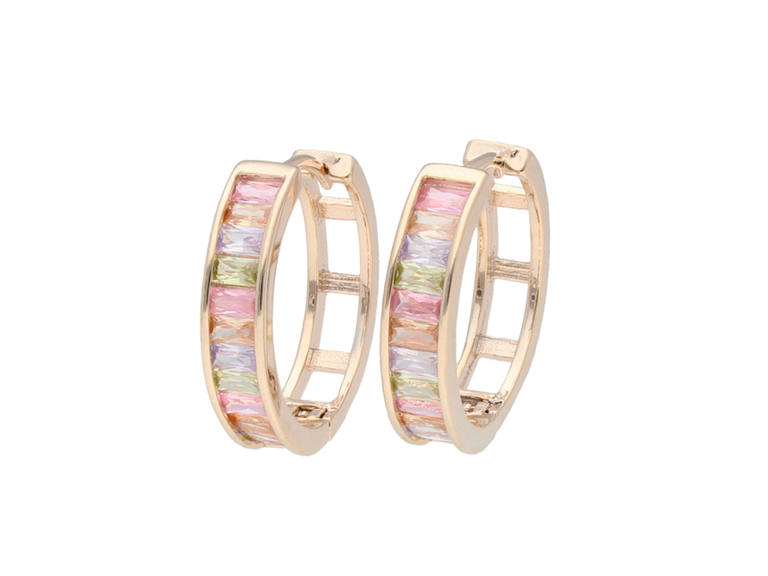 Par de aretes tipo arracada en oro con incrustaciones de piedras multicolores brillantes.