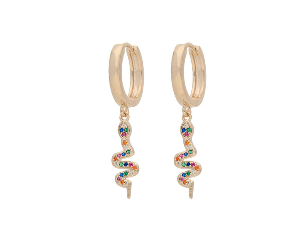Aretes de aro en oro con dije colgante en forma de serpiente adornada con piedras multicolores.