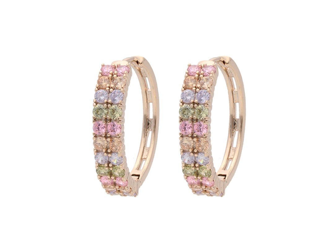Par de aretes tipo arracada en oro con incrustaciones de circonias multicolores brillantes.