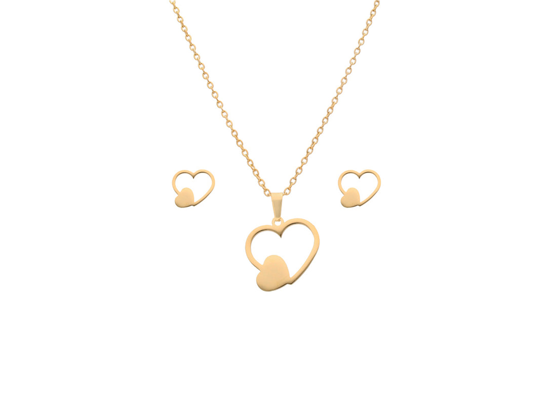 Juego de joyería en color oro compuesto por un collar con dije de corazón y aretes a juego.