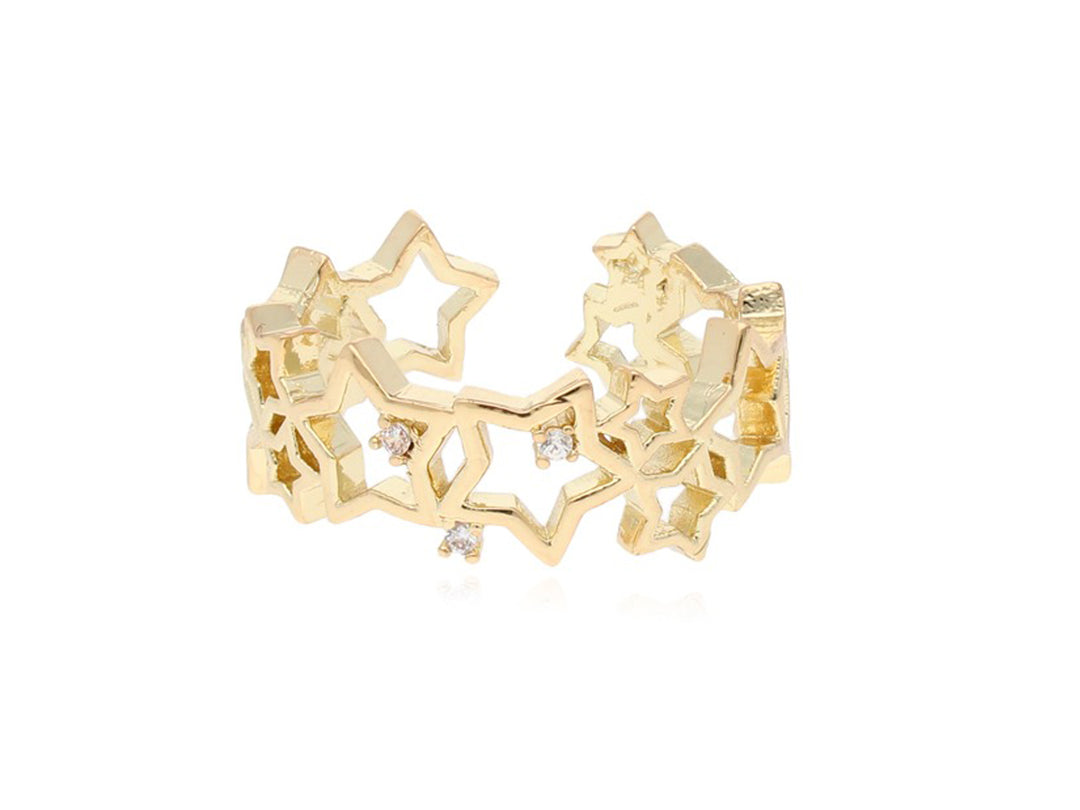 Anillo dorado de la marca ROZE con diseño calado de estrellas y pequeñas piedras brillantes.