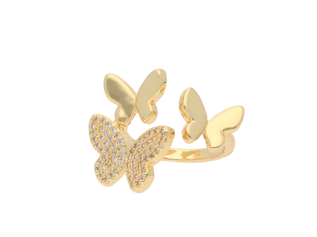 Anillo de oro con diseño de tres mariposas, una de ellas incrustada con brillantes.