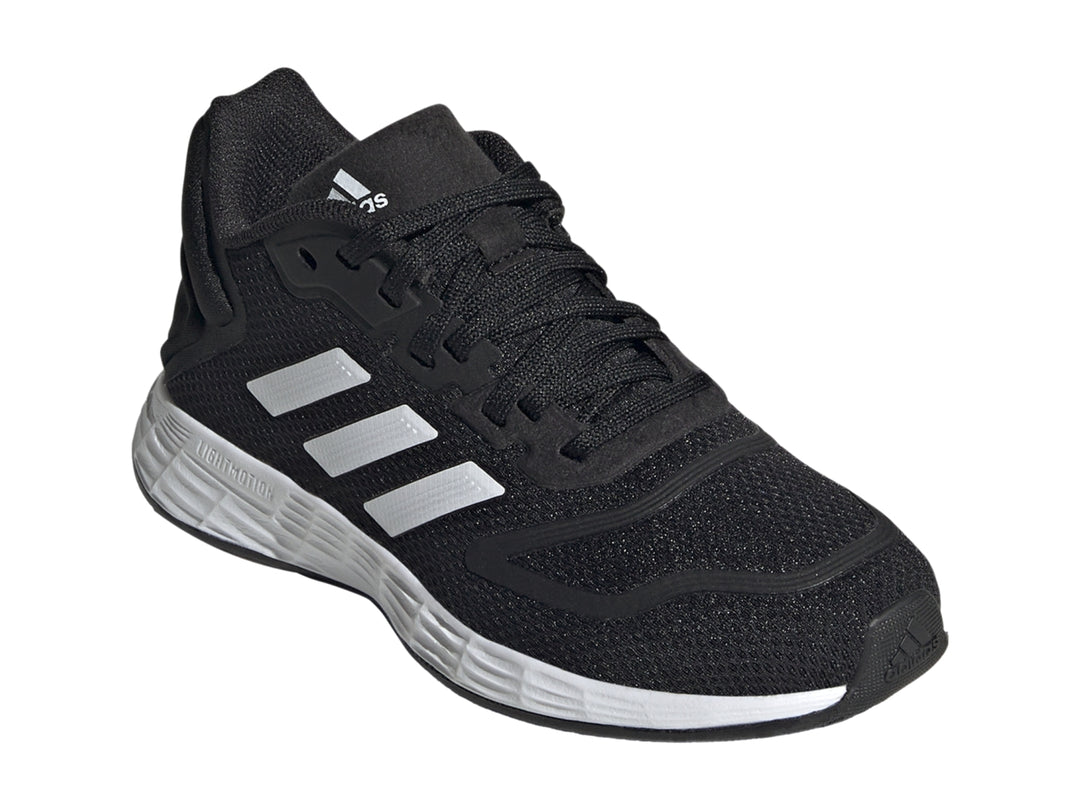 Tenis deportivos Adidas Duramo 10 color negro con detalles y suela en color blanco.