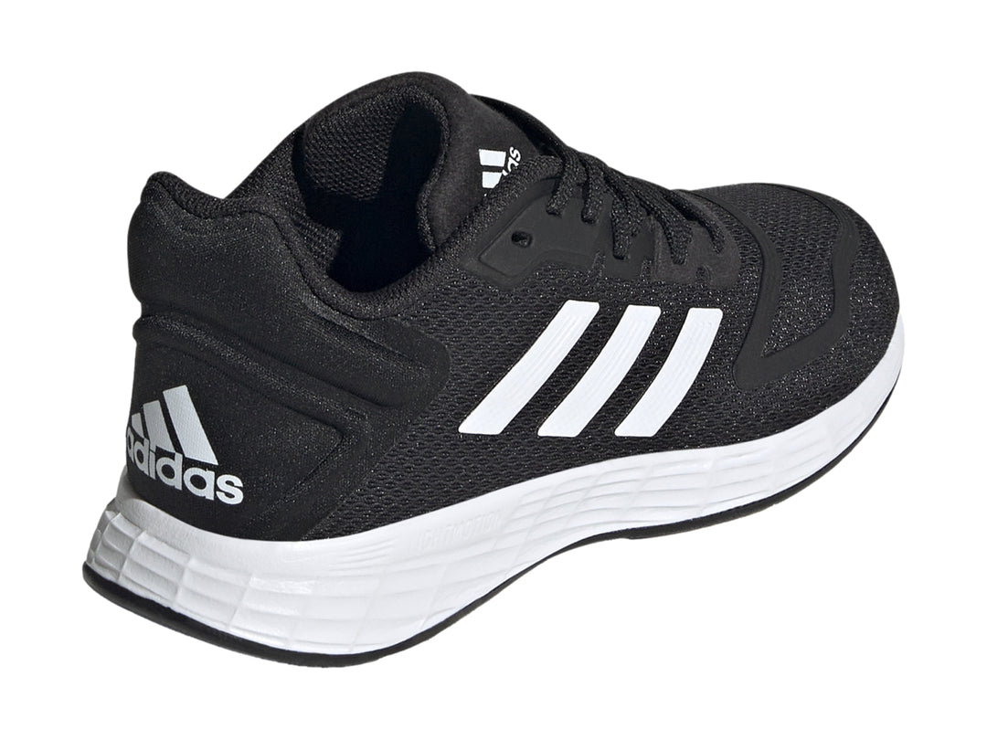Tenis deportivos Adidas Duramo 10 color negro con detalles y suela en color blanco.
