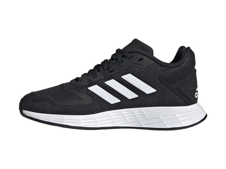 Tenis deportivos Adidas Duramo 10 color negro con detalles y suela en color blanco.