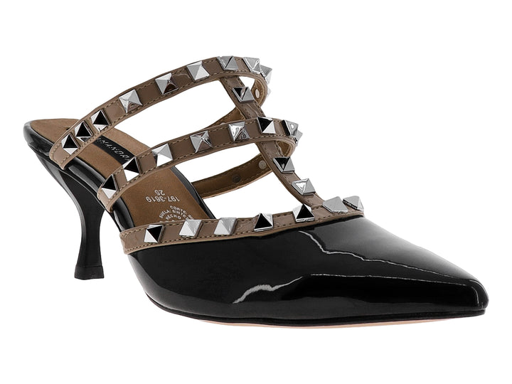 Zapato de tacón Salamandra en charol negro con tiras color clay adornadas con tachuelas plateadas.
