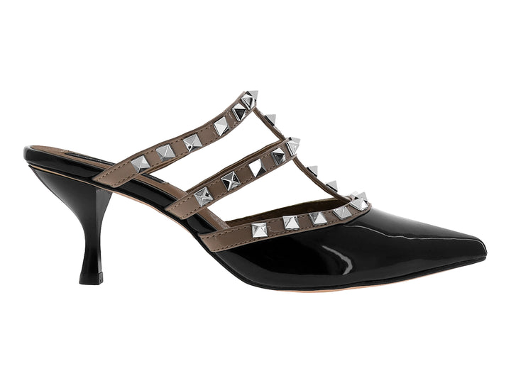 Zapato de tacón Salamandra en charol negro con tiras color clay adornadas con tachuelas plateadas.