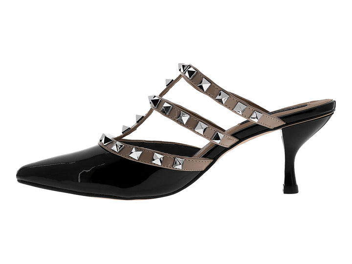 Zapato de tacón Salamandra en charol negro con tiras color clay adornadas con tachuelas plateadas.