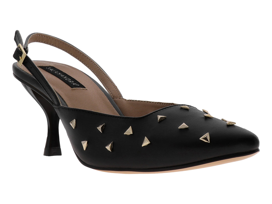 Zapato de tacón negro estilo slingback con adornos triangulares dorados en la parte frontal.