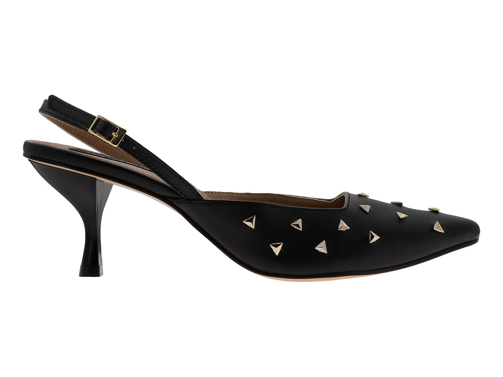 Zapato de tacón negro estilo slingback con adornos triangulares dorados en la parte frontal.