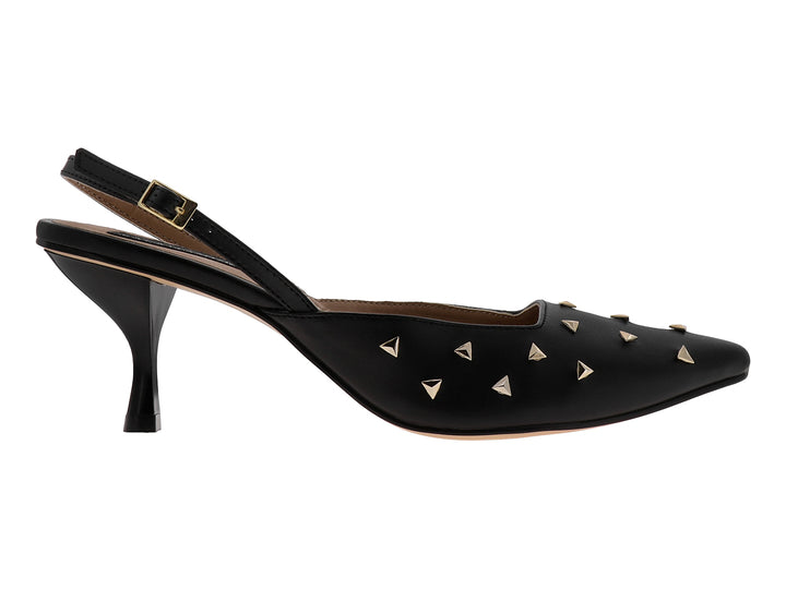 Zapato de tacón negro estilo slingback con adornos triangulares dorados en la parte frontal.