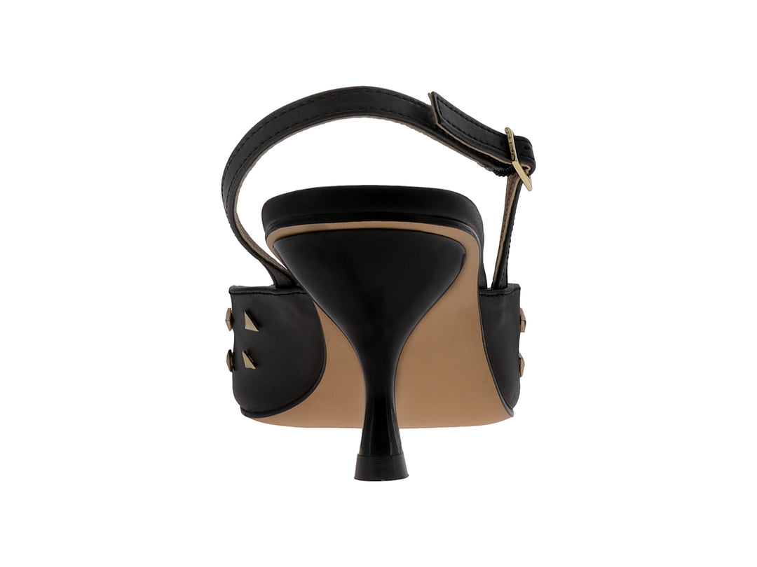 Zapato de tacón negro estilo slingback con adornos triangulares dorados en la parte frontal.