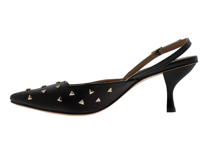 Zapato de tacón negro estilo slingback con adornos triangulares dorados en la parte frontal.
