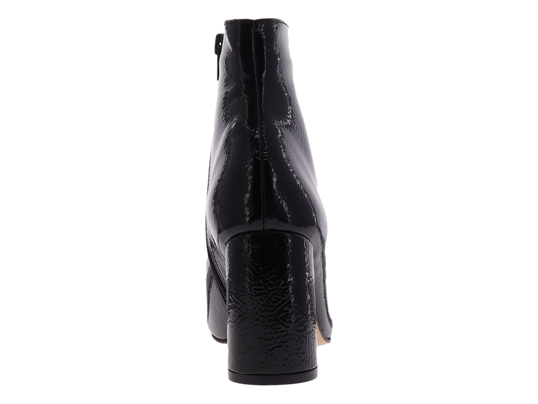 Botín negro brillante con tacón cuadrado y punta afilada.