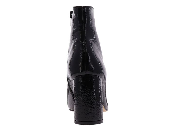 Botín negro brillante con tacón cuadrado y punta afilada.