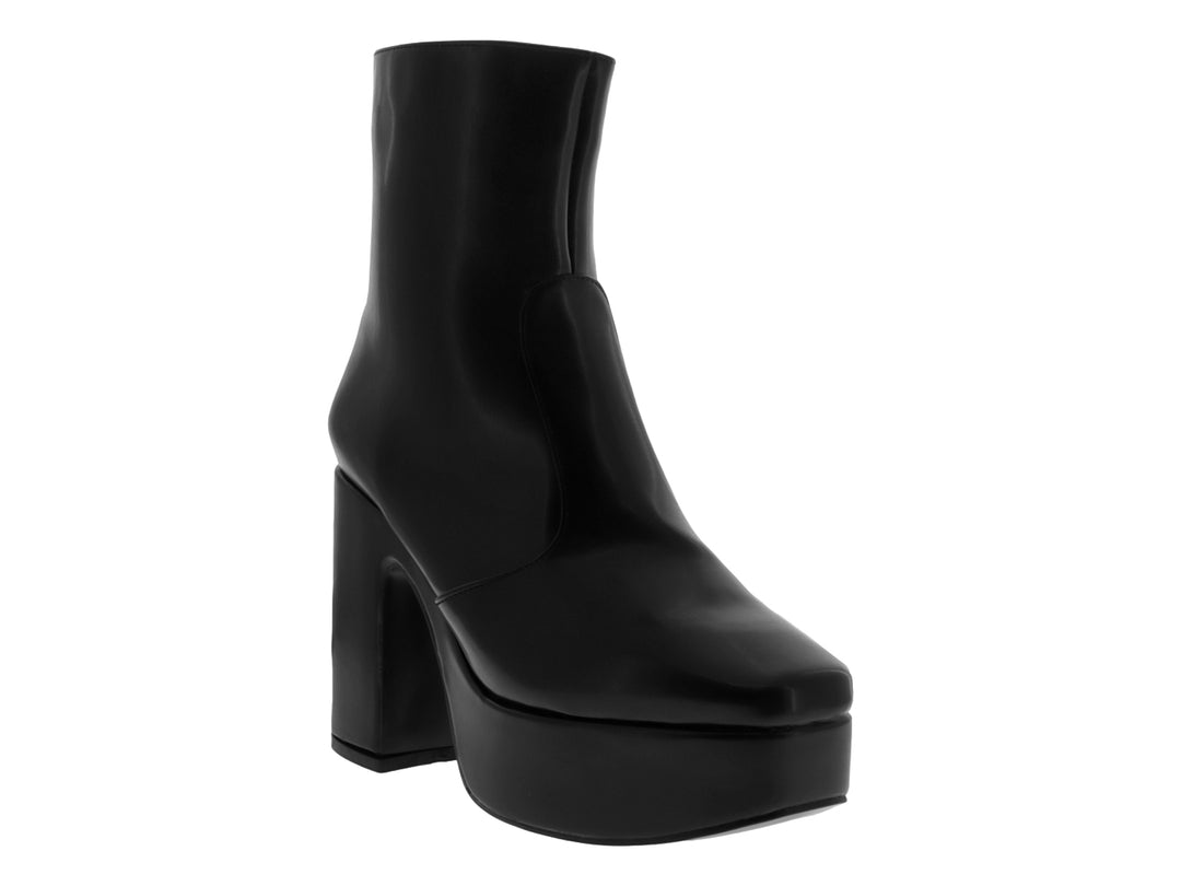 Bota negra de cuero con plataforma y tacón grueso sobre fondo blanco.