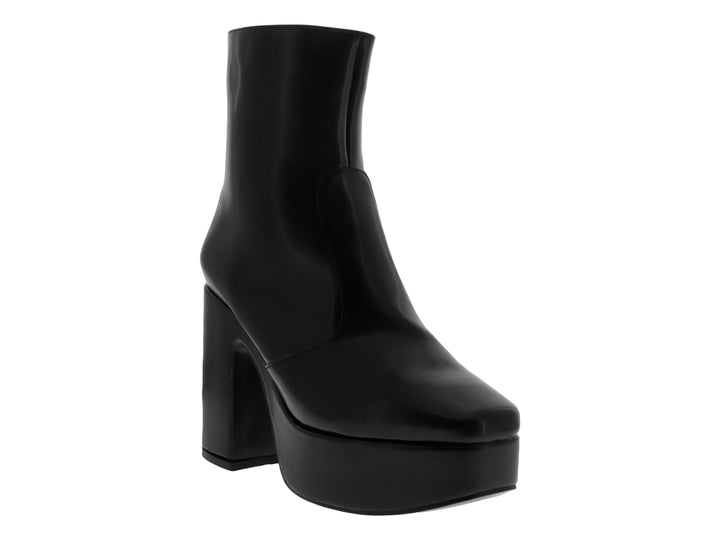 Bota negra de cuero con plataforma y tacón grueso sobre fondo blanco.