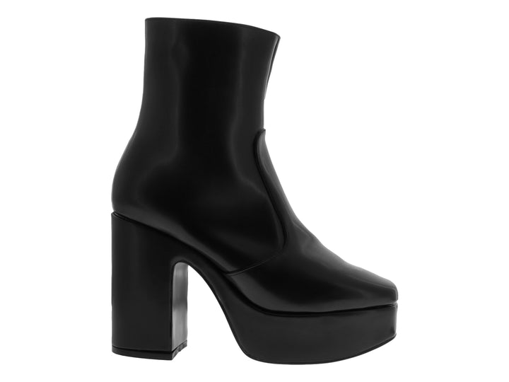 Bota negra de cuero con plataforma y tacón grueso sobre fondo blanco.