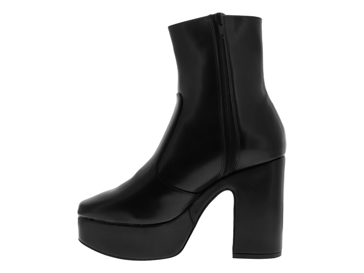 Bota negra de cuero con plataforma y tacón grueso sobre fondo blanco.