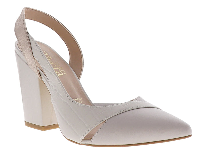 Zapato de tacón alto color ostión con textura de piel de caimán y correa en oro rosado para mujer.