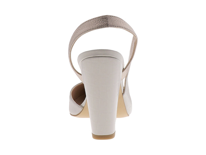 Zapato de tacón alto color ostión con textura de piel de caimán y correa en oro rosado para mujer.