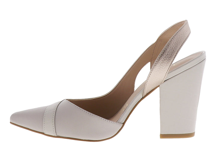 Zapato de tacón alto color ostión con textura de piel de caimán y correa en oro rosado para mujer.