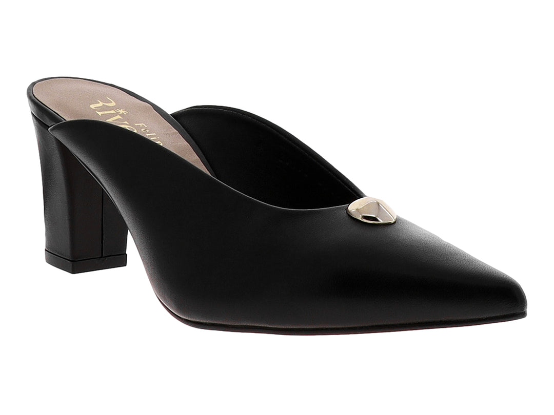 Zapato mule de piel negra con tacón grueso, punta afilada y un adorno metálico dorado en la parte frontal.
