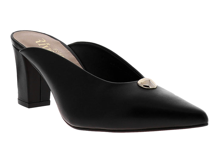 Zapato mule de piel negra con tacón grueso, punta afilada y un adorno metálico dorado en la parte frontal.