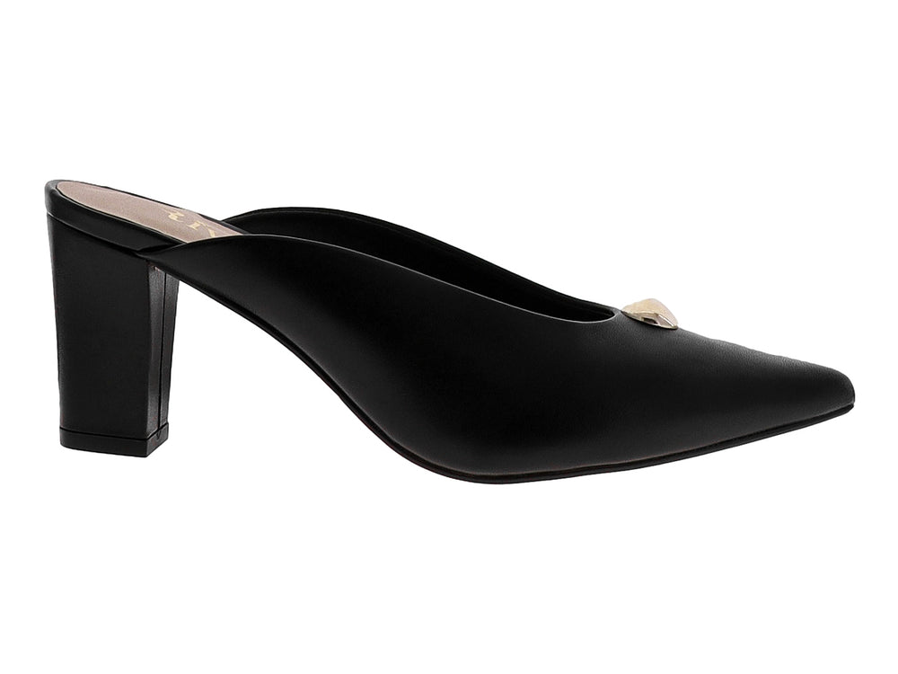 Zapato mule de piel negra con tacón grueso, punta afilada y un adorno metálico dorado en la parte frontal.