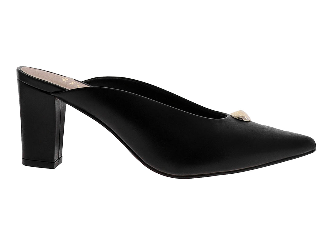 Zapato mule de piel negra con tacón grueso, punta afilada y un adorno metálico dorado en la parte frontal.