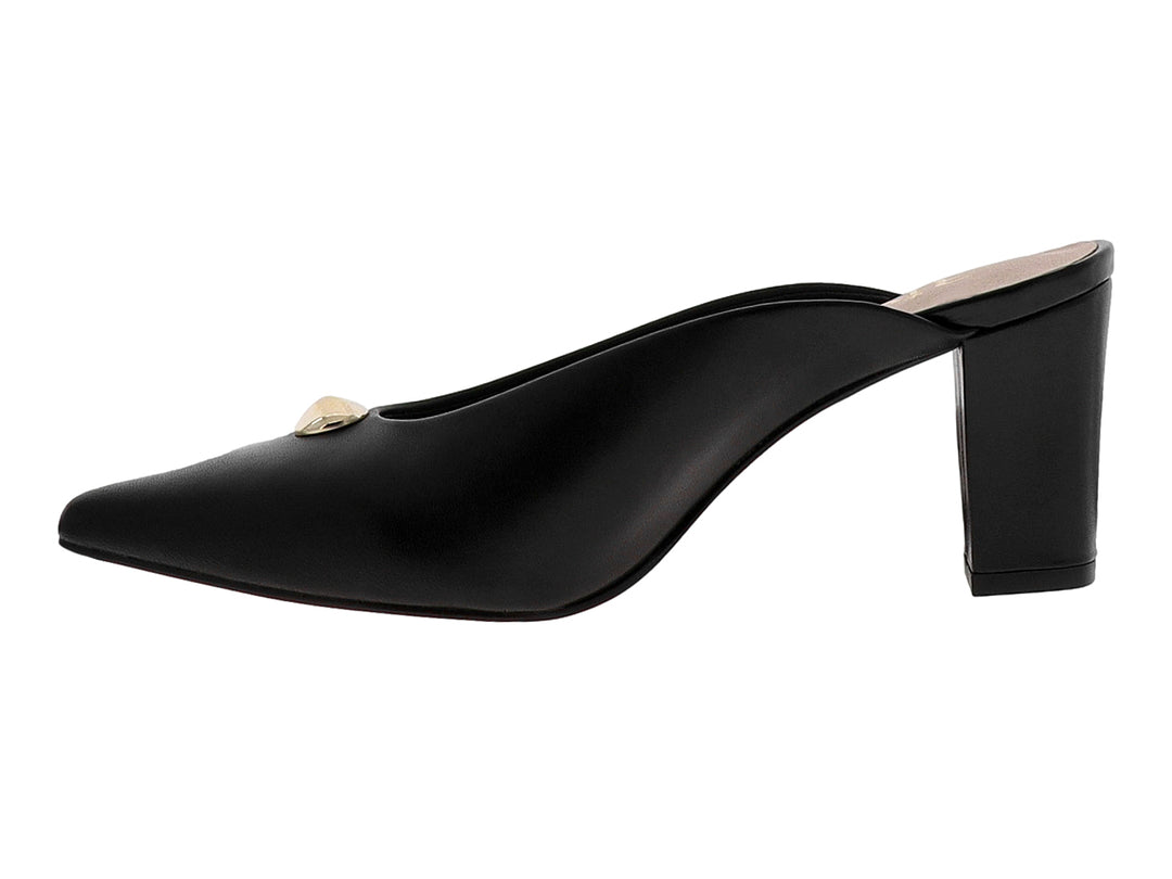 Zapato mule de piel negra con tacón grueso, punta afilada y un adorno metálico dorado en la parte frontal.