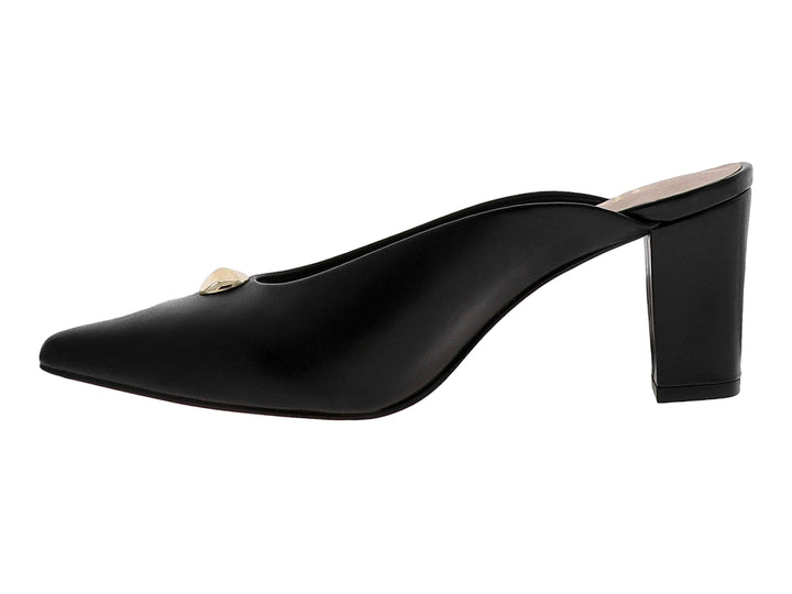 Zapato mule de piel negra con tacón grueso, punta afilada y un adorno metálico dorado en la parte frontal.