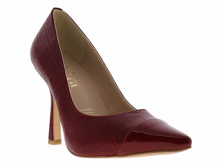 Zapato de tacón alto color rojo con textura de piel de caimán y punta en acabado brillante.